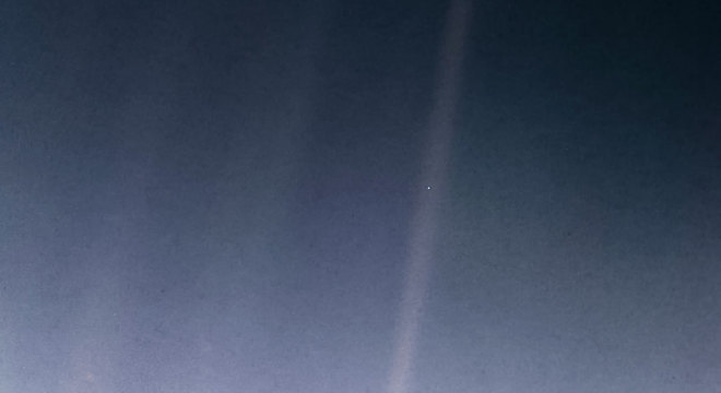 Foto da Terra feita pela sona Voyager 1 em 14 de fevereiro de 1990